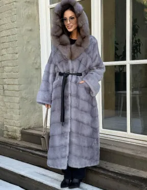Норковая шуба голубого цвета с капюшоном из натурального меха куницы