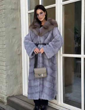 Норковая шуба голубого цвета с капюшоном из натурального меха куницы