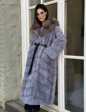 Норковая шуба голубого цвета с капюшоном из натурального меха куницы