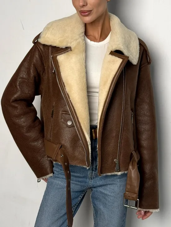 Короткая зимняя женская дубленка авиатор