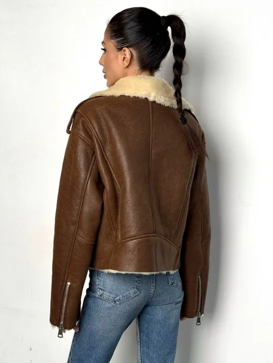 Короткая зимняя женская дубленка авиатор