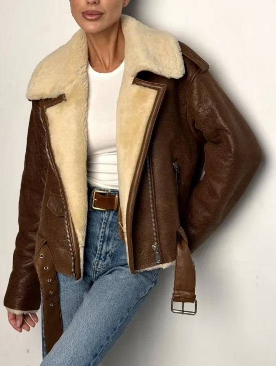 Короткая зимняя женская дубленка авиатор