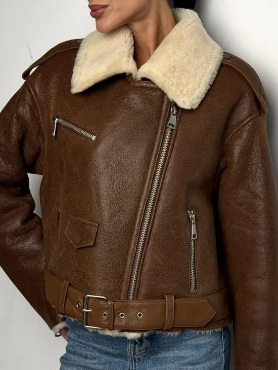 Короткая зимняя женская дубленка авиатор