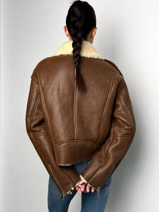 Короткая зимняя женская дубленка авиатор