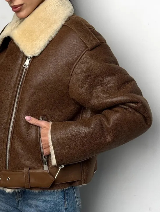 Короткая зимняя женская дубленка авиатор