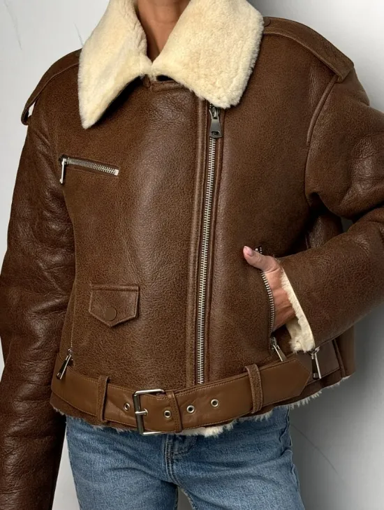 Короткая зимняя женская дубленка авиатор