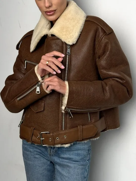 Короткая зимняя женская дубленка авиатор