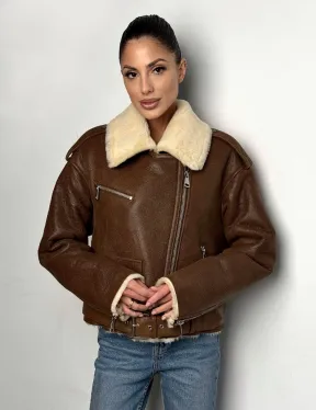 Короткая зимняя женская дубленка авиатор