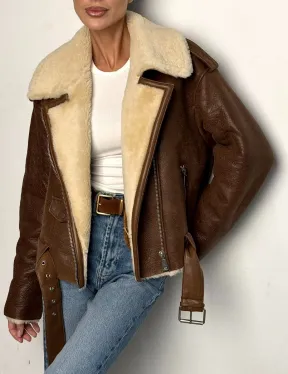 Короткая зимняя женская дубленка авиатор