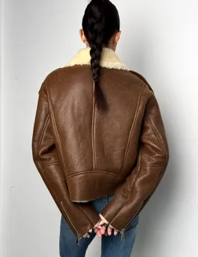 Короткая зимняя женская дубленка авиатор