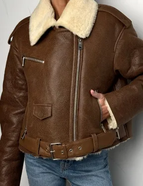 Короткая зимняя женская дубленка авиатор