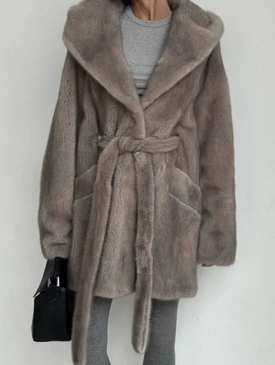 Полушубок женский из натурального меха норки с капюшоном под пояс