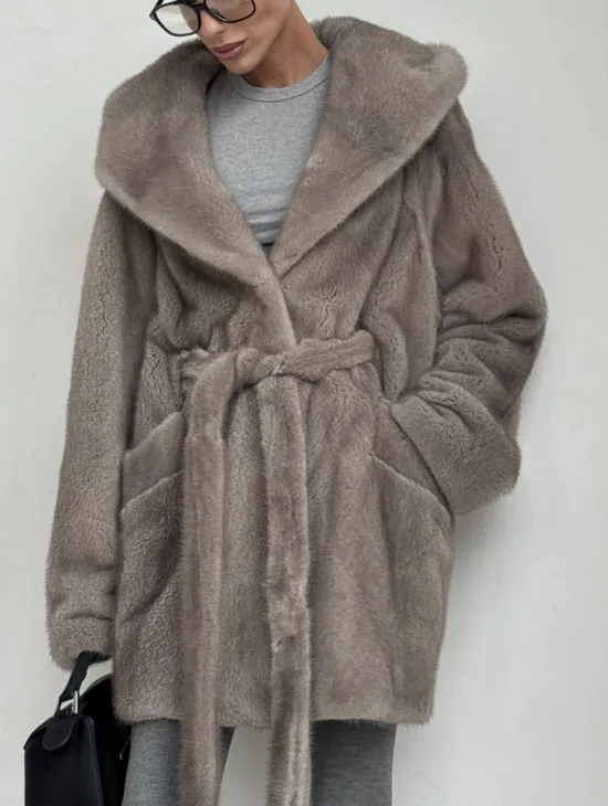 Полушубок женский из натурального меха норки с капюшоном под пояс