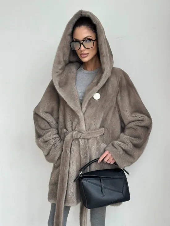 Полушубок женский из натурального меха норки с капюшоном под пояс