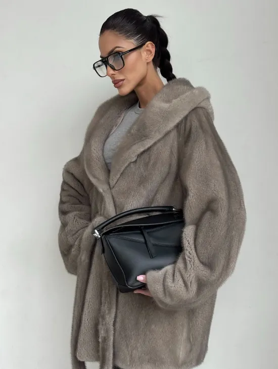 Полушубок женский из натурального меха норки с капюшоном под пояс