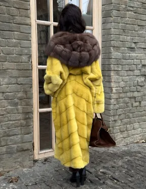 Женская длинная шуба из норки желтого цвета с капюшоном из меха куницы