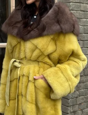 Женская длинная шуба из норки желтого цвета с капюшоном из меха куницы