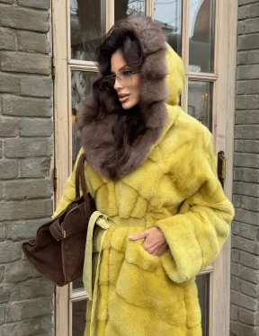 Женская длинная шуба из норки желтого цвета с капюшоном из меха куницы