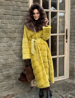 Женская длинная шуба из норки желтого цвета с капюшоном из меха куницы