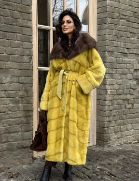 Женская длинная шуба из норки желтого цвета с капюшоном из меха куницы