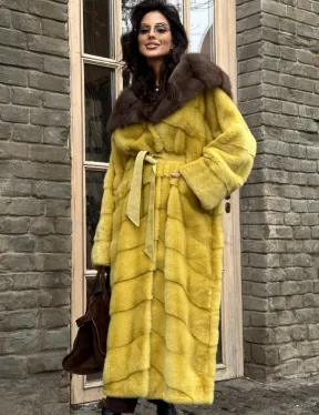 Женская длинная шуба из норки желтого цвета с капюшоном из меха куницы