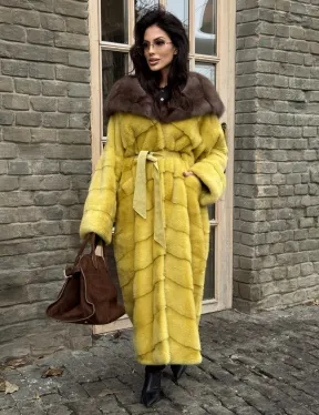 Женская длинная шуба из норки желтого цвета с капюшоном из меха куницы