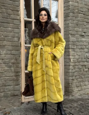 Женская длинная шуба из норки желтого цвета с капюшоном из меха куницы