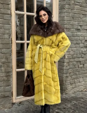 Женская длинная шуба из норки желтого цвета с капюшоном из меха куницы