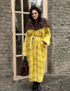 Женская длинная шуба из норки желтого цвета с капюшоном из меха куницы
