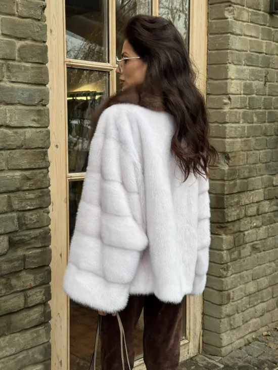 Короткая белая шубка с воротником из натуральной куницы