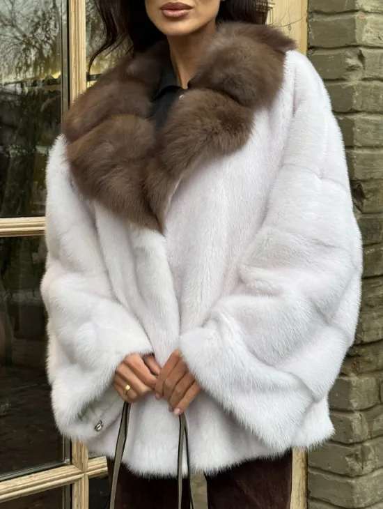Короткая белая шубка с воротником из натуральной куницы