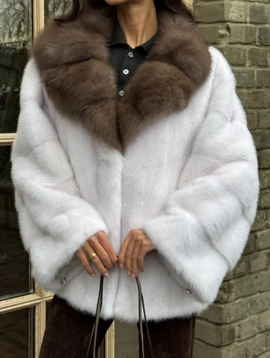 Короткая белая шубка с воротником из натуральной куницы