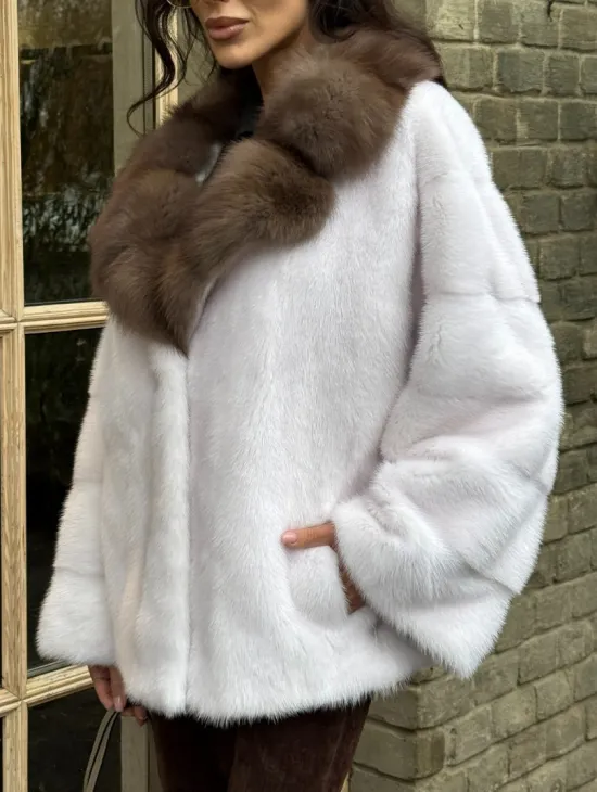 Короткая белая шубка с воротником из натуральной куницы