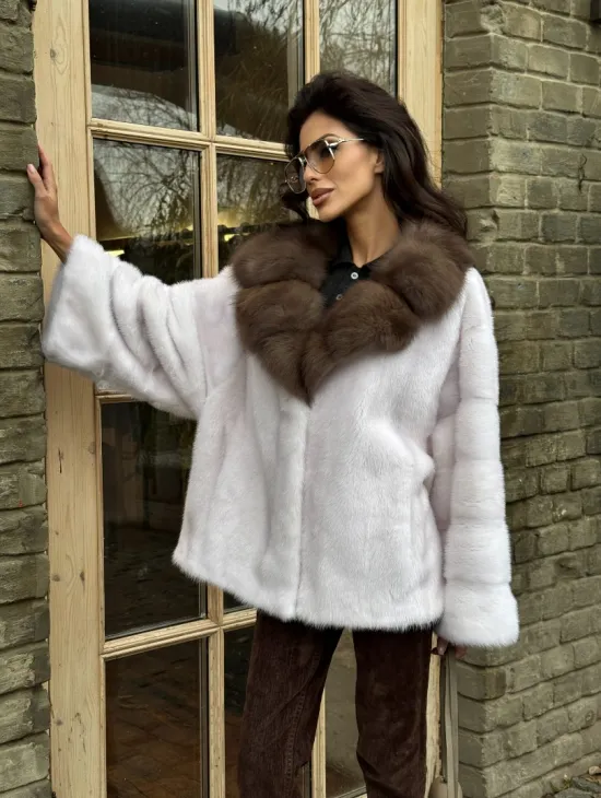 Короткая белая шубка с воротником из натуральной куницы