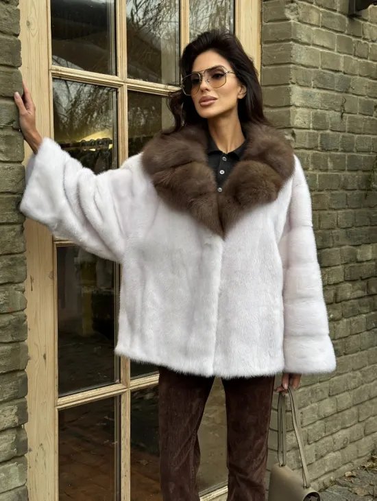 Короткая белая шубка с воротником из натуральной куницы