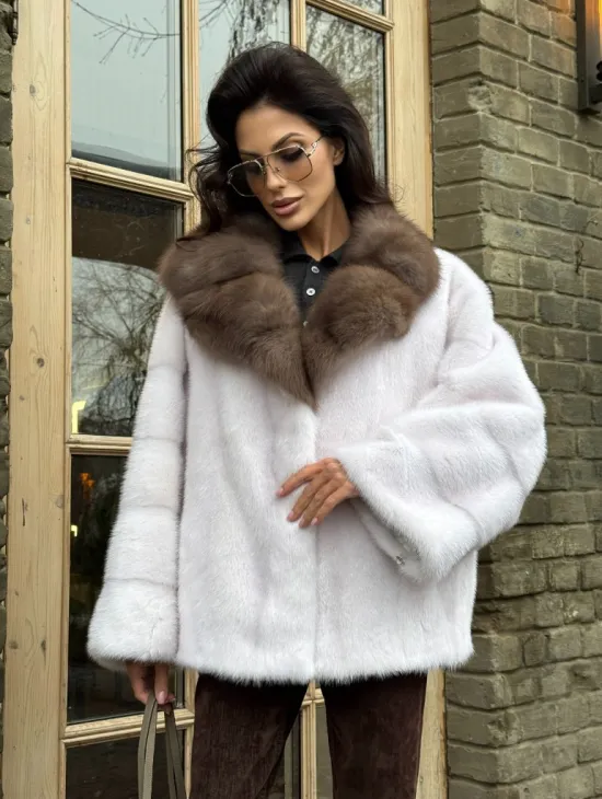 Короткая белая шубка с воротником из натуральной куницы