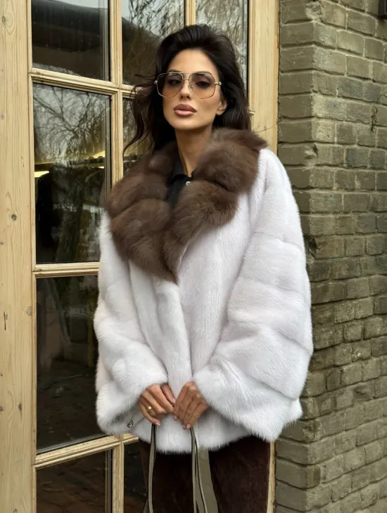 Короткая белая шубка с воротником из натуральной куницы