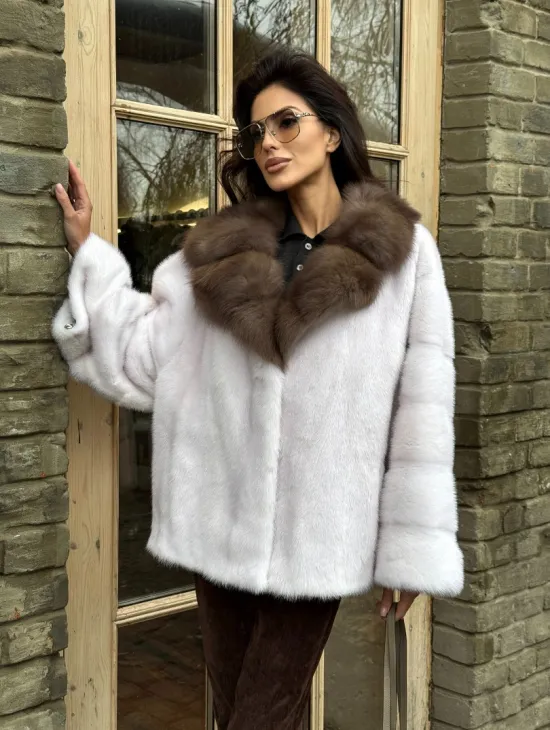 Короткая белая шубка с воротником из натуральной куницы