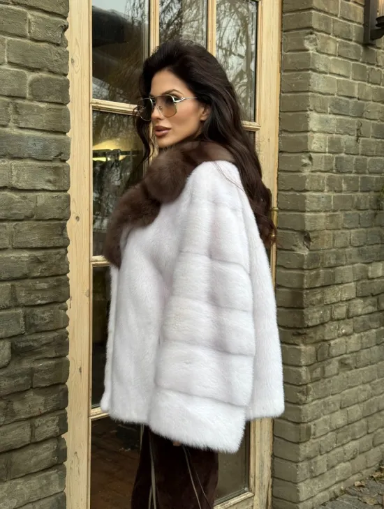 Короткая белая шубка с воротником из натуральной куницы