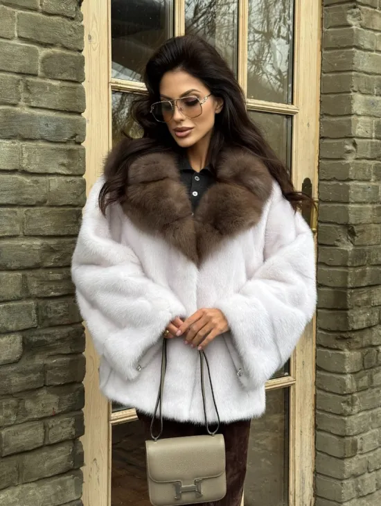 Короткая белая шубка с воротником из натуральной куницы