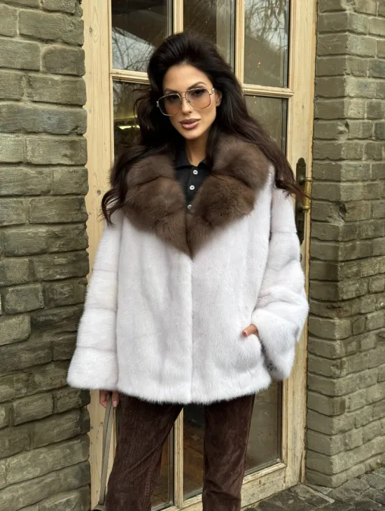 Короткая белая шубка с воротником из натуральной куницы
