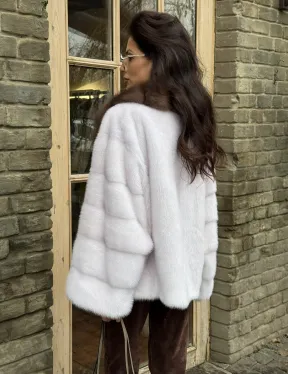 Короткая белая шубка с воротником из натуральной куницы
