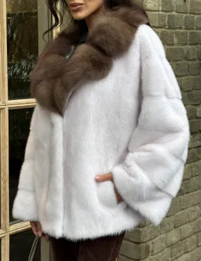 Короткая белая шубка с воротником из натуральной куницы