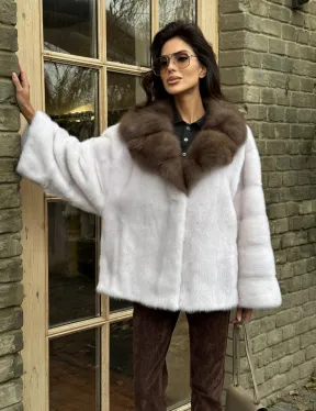 Короткая белая шубка с воротником из натуральной куницы