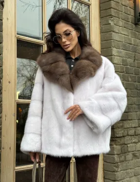 Короткая белая шубка с воротником из натуральной куницы