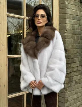 Короткая белая шубка с воротником из натуральной куницы