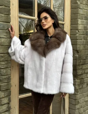 Короткая белая шубка с воротником из натуральной куницы