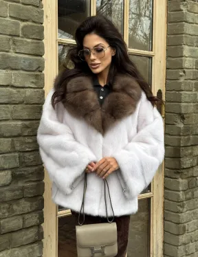 Короткая белая шубка с воротником из натуральной куницы