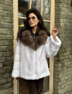 Короткая белая шубка с воротником из натуральной куницы