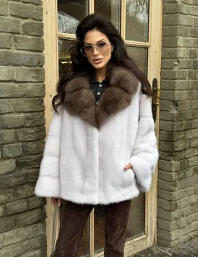Короткая белая шубка с воротником из натуральной куницы